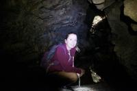 Sarah in den Abbey Caves